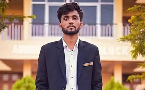 डीयू रैगिंग पीड़ित आनंद शर्मा की आज रीढ़ की हड्डी का गंभीर ऑपरेशन होगा