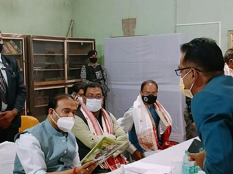 बोंगाईगांव जिले पर विशेष पूरक मुख्यमंत्री हिमंत बिस्वा सरमा को भेंट किया