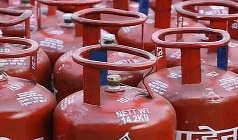 शिवसागर में फास्ट फूड की दुकानों पर छापेमारी