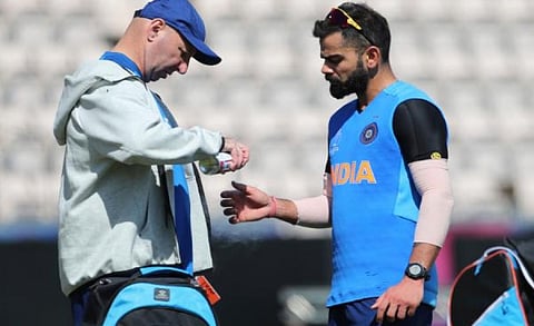 भारतीय कप्तान विराट कोहली के अंगूठे पर लगी चोट गहरी नहीं