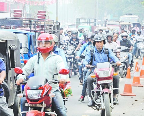 राष्ट्रीय राजमार्ग पर टूट कर गिरे सौर ऊर्जा के खंभे दे रहे दुर्घटनाओं को निमंत्रण