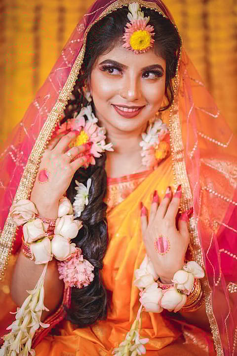 Does applying turmeric on the face cure acne?