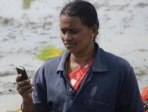 கிராம மக்களுக்கு இலவச செல்போன் திட்டம்: மத்திய அரசு பரிசீலனை