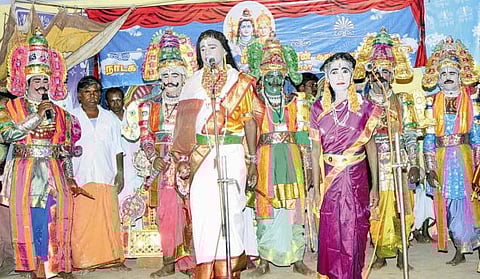 நாடு செழிக்கோணும் நல்ல மழை பெய்யோணும் - மழைக்காக அரிதாரம் பூசும் மக்கள்