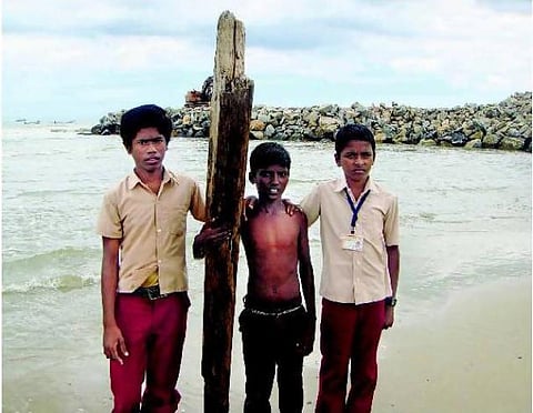 கடலில் பாய்ந்து தோழர்களை மீட்ட தைரிய சிறுவன்