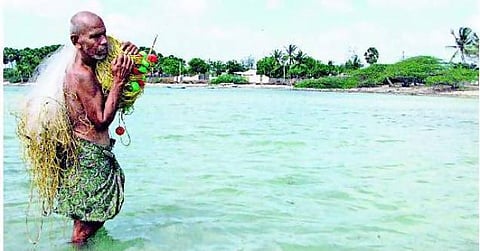 கண்தானே போச்சு.. கடல் வத்திப் போகலியே..!