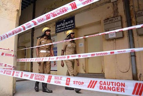 எழிலகத்தில் ஆபத்தான நிலையில் பணிபுரியும் அரசு ஊழியர்கள்