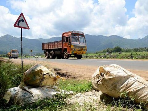 குப்பை தொட்டியாகும் தமிழக எல்லைப்பகுதி