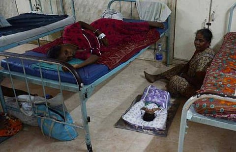 படுக்கை வசதி இன்றிப் பச்சிளம் குழந்தைகள் தவிப்பு