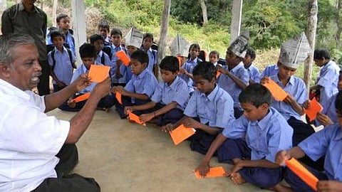 மலைக் கிராம குழந்தைகளை குதூகலப்படுத்தும் ஒரிகாமி பயிற்சி