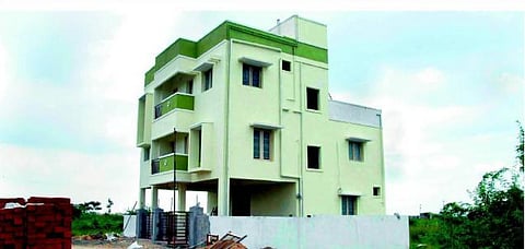 சிறிய இடத்தில் பெரிய வீடு!