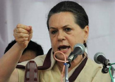 பிரதமரை கேலிக்கு உள்ளாக்குவதாக பாஜக மீது சோனியா தாக்கு