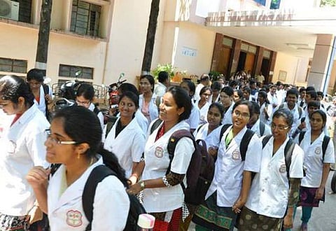 கோடிகளுக்கு ஏலம் போகும் மருத்துவப் படிப்புகள்