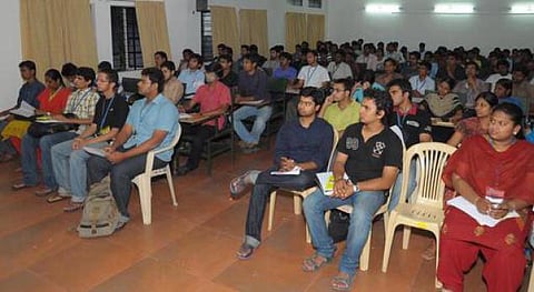 அரசு மையத்தில் ஐ.ஏ.எஸ். தேர்வுக்கு இலவச பயிற்சி