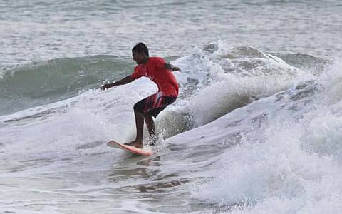 சமூக பொறுப்புடன் திகழும் கோவளம் சர்பிங் பள்ளி