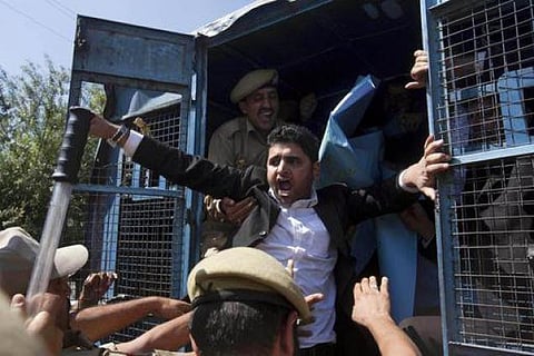 நீதி சொல்லும் சேதி - கருப்பு கோட்டுக்கு உண்டா கவசம்?