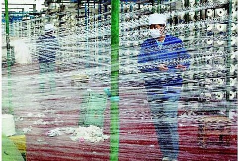 பணியாளர்களுக்கு பிறகுதான் வாடிக்கையாளர்கள்