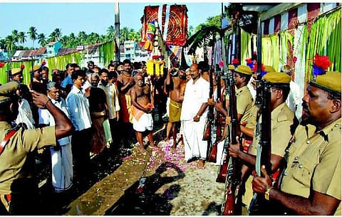 போலீஸ் மரியாதையுடன் கேரளம் செல்லும் சாமி சிலைகள்