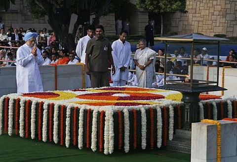 மகாத்மா காந்தி பிறந்த தினம்: தலைவர்கள் மலரஞ்சலி