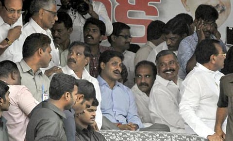 தெலங்கானாவுக்கு எதிராக போராட்டம்: 2-வது நாளாக முடங்கியது சீமாந்திரா