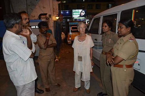 கனடா மூதாட்டிக்கு நகரைச் சுற்றிக் காண்பிக்கும் போலீசார்