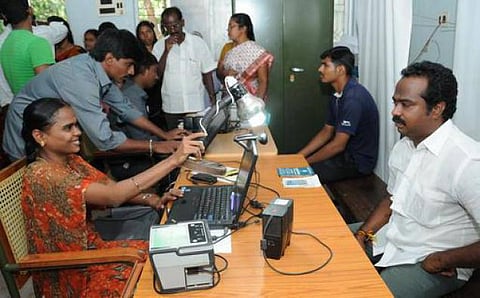 ஆதார் எண்ணை கட்டாயமாக்க வேண்டும்