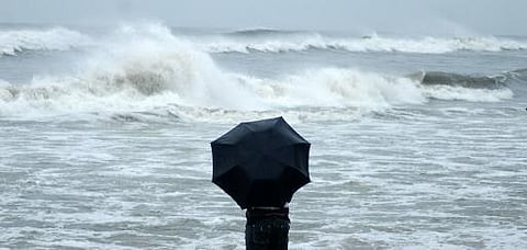 வங்கக் கடலில் காற்றழுத்த தாழ்வு மண்டலம் : புயல் எச்சரிக்கைக் கூண்டு ஏற்றம்