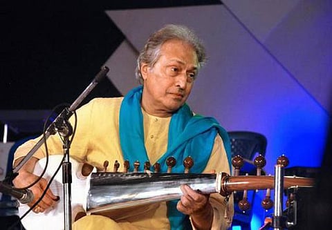 கண்ணைப் பார்; அறி - அமெரிக்காவுக்கு அம்ஜத் அலி கான் அறிவுரை