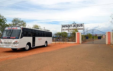 தூத்துக்குடியில் பொறியியல் கல்லூரி முதல்வர் வெட்டிக் கொலை: 3 மாணவர்கள் கைது