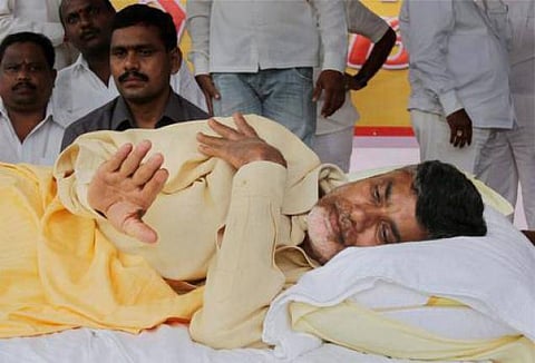 எந்த நேரமும் காலியாகும் சந்திரபாபு நாயுடு மேடை!