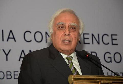 நவம்பர் 1-ல் தொலைத் தொடர்புத்துறை விதிமுறை: கபில் சிபல்