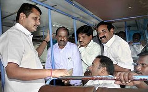 பேருந்துகளில் கூடுதல் கட்டணம் வசூலித்தால் உரிமம் ரத்து: அமைச்சர் எச்சரிக்கை