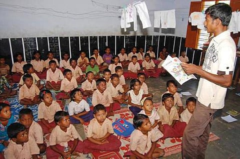 பள்ளிக்கு படையெடுக்கும் வெளிமாநில தொழிலாளர்களின் குழந்தைகள்
