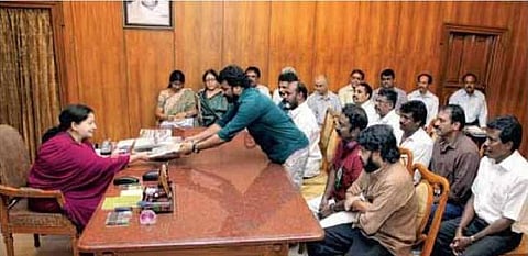 சிறிய படங்களுக்கு மட்டும் முழு வரிவிலக்கு : முதல்வரிடம் பெப்சி அமைப்பு மனு