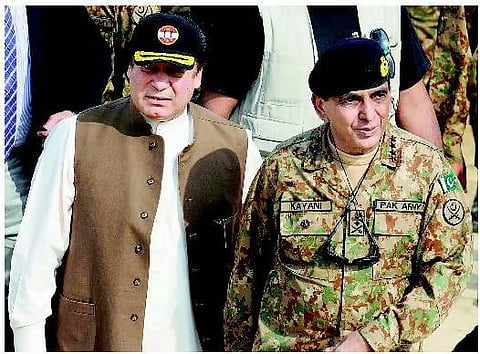 தனது ஆட்சியைக் கவிழ்த்த முன்னாள் ராணுவ தளபதியுடன் கைகுலுக்கினார் நவாஸ் ஷெரீப்