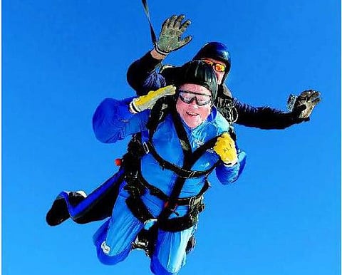 13,000 அடி உயரத்திலிருந்து குதித்த சாகச தாத்தா - 100ஆவது பிறந்த நாள் கொண்டாட்டம்