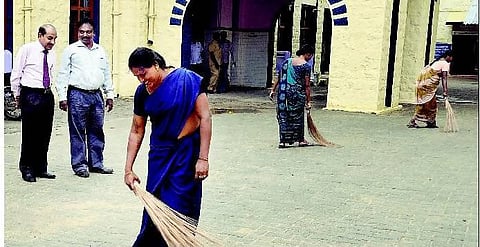 தூத்துக்குடி: அரசு மருத்துவமனையில் அவுட்சோர்சிங் பணியாளர்கள்