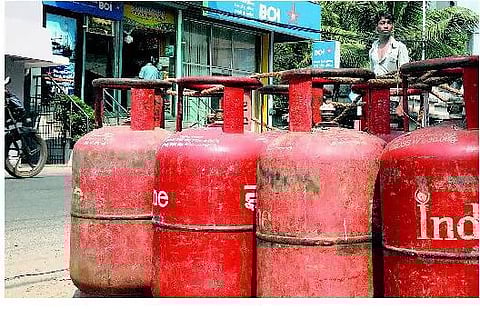 சிலிண்டர் விலை மாதந்தோறும் ரூ.10 வரை அதிகரிக்க வாய்ப்பு?