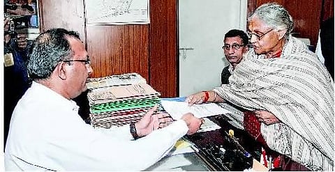 டெல்லி சட்டப்பேரவைத் தேர்தல்: ஷீலா தீட்சித் வேட்பு மனு தாக்கல்