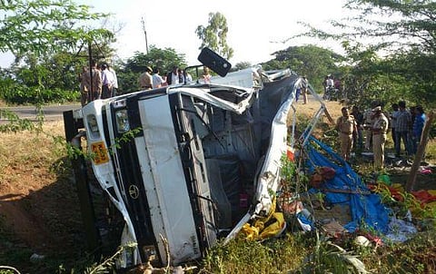 கர்நாடகாவில் சாலை விபத்தில் கட்டடத் தொழிலாளிகள் 22 பேர் பலி