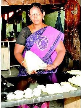 பள்ளியில் டீச்சர்..கடையில் புரோட்டா மாஸ்டர்!