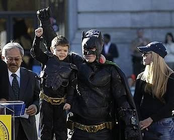 பேட்கிட்டாக மாறிய சிறுவன்: இணையத்தால் நிகழ்ந்த அற்புதம்!