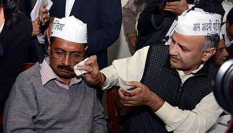 செய்தியாளர் சந்திப்பில் கேஜ்ரிவால் மீது கருப்பு பெயின்ட் வீச்சு