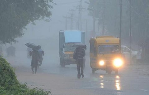 கனமழை: தமிழகத்தில் மின்வெட்டு நேரம் குறைப்பு