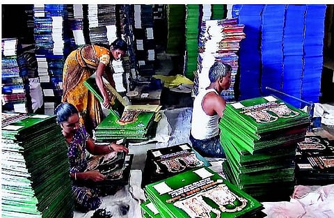 சிவகாசியில் தினசரி, மாத காலண்டர்கள் தயாரிப்புப் பணி மும்முரம்