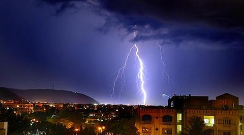 மின்னல் வருவது எதனாலே