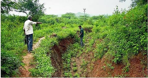 கோவை: ஆள் உயரமே இல்லை; இது யானை அகழியா?