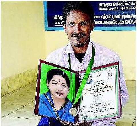 தூத்துக்குடி: 100 புரவலர்களை இணைத்த மாற்றுத்திறனாளி நூலகர்