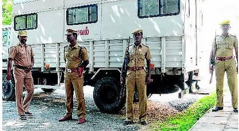 அமெரிக்க கப்பல் ஆயுதங்கள் தூத்துக்குடி நீதிமன்றத்தில் ஒப்படைப்பு