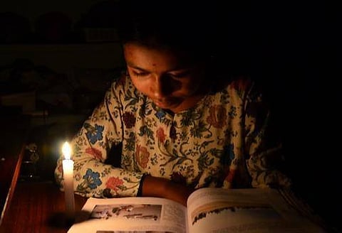 தமிழகத்தில் எட்டு மணி நேரமாக உயர்ந்தது மின்வெட்டு